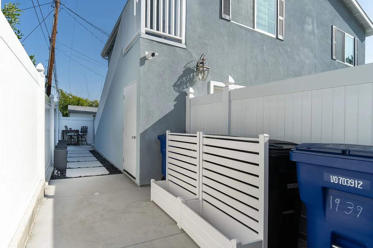 Building Photo - 1668 Bellford Ave