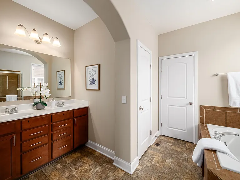 1104 Balmoral Dr #1 — Photo 34