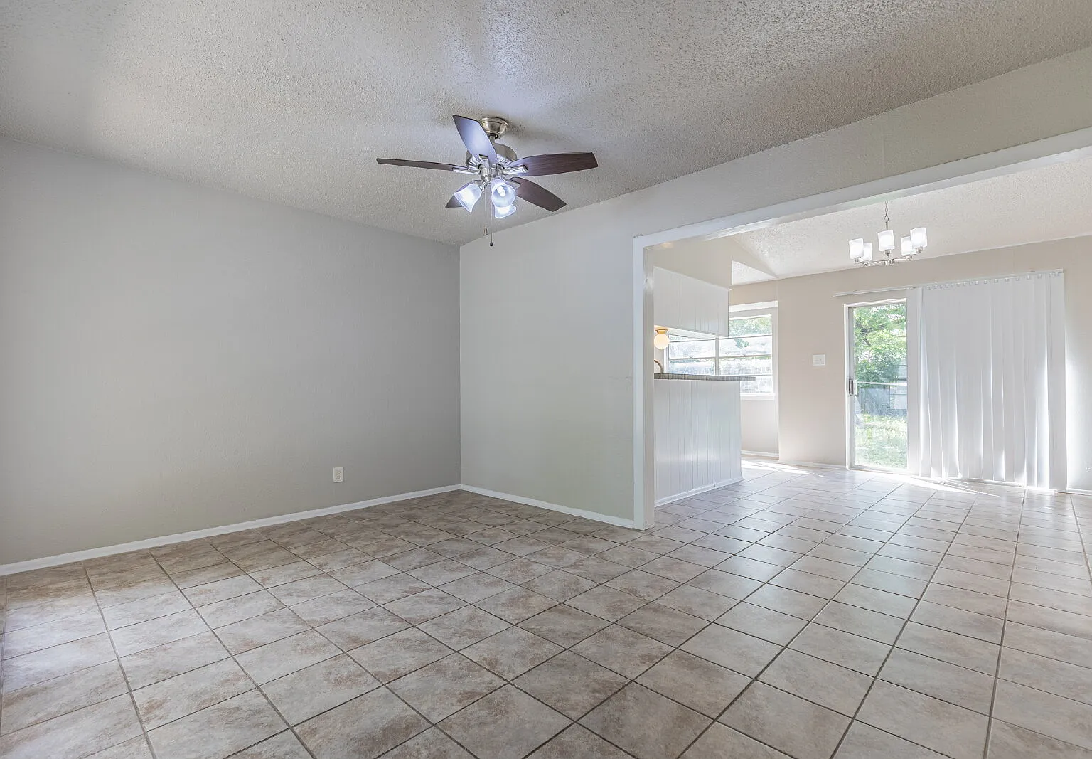 3 bed, 2.0 bath, 921 sqft, $1,385 — Photo 4