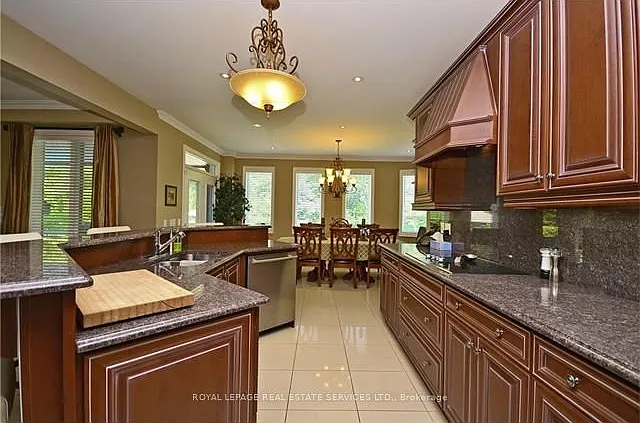 2271 Lyndhurst Dr — Photo 10