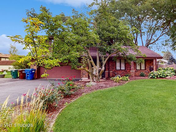 3rd image of 120 Essex Ln