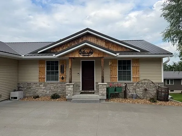 1825 Pineo Grove Ln, Princeton, IA 52768