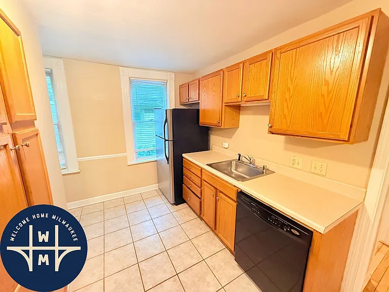 1720 N Astor St — Photo 8