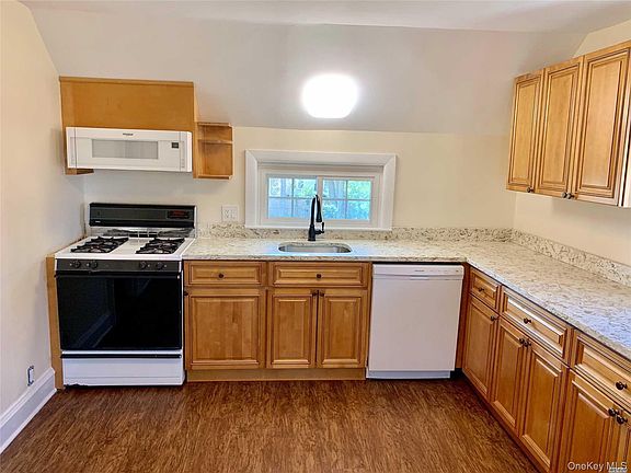 4th image of 63 W Neck Rd APT 2