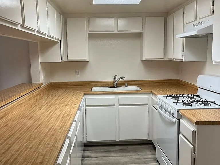 111 S Acacia Ave — Photo 20