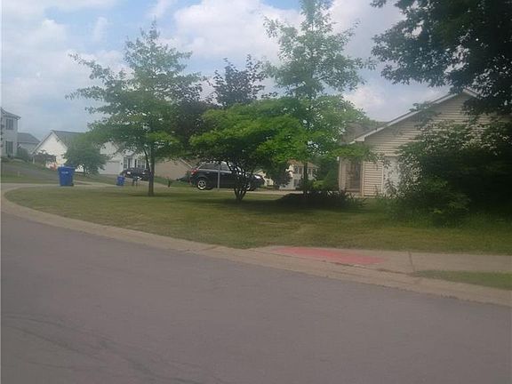 4th image of 10 Berry Grove Ln