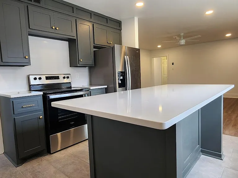 1113 N Shackleford Rd — Photo 4
