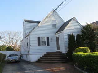 14 Westmoreland Rd, Merrick, NY 11566