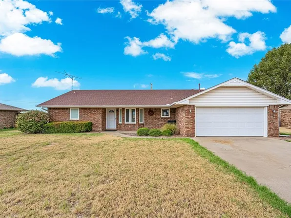 805 Villa Dr, Watonga, OK 73772