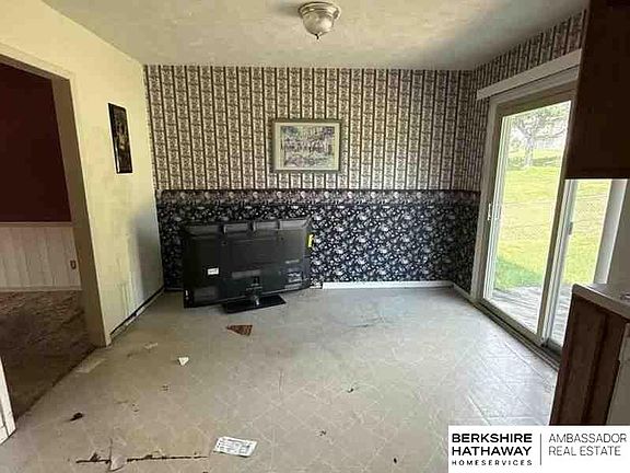 4th image of 2302 Fairview Dr