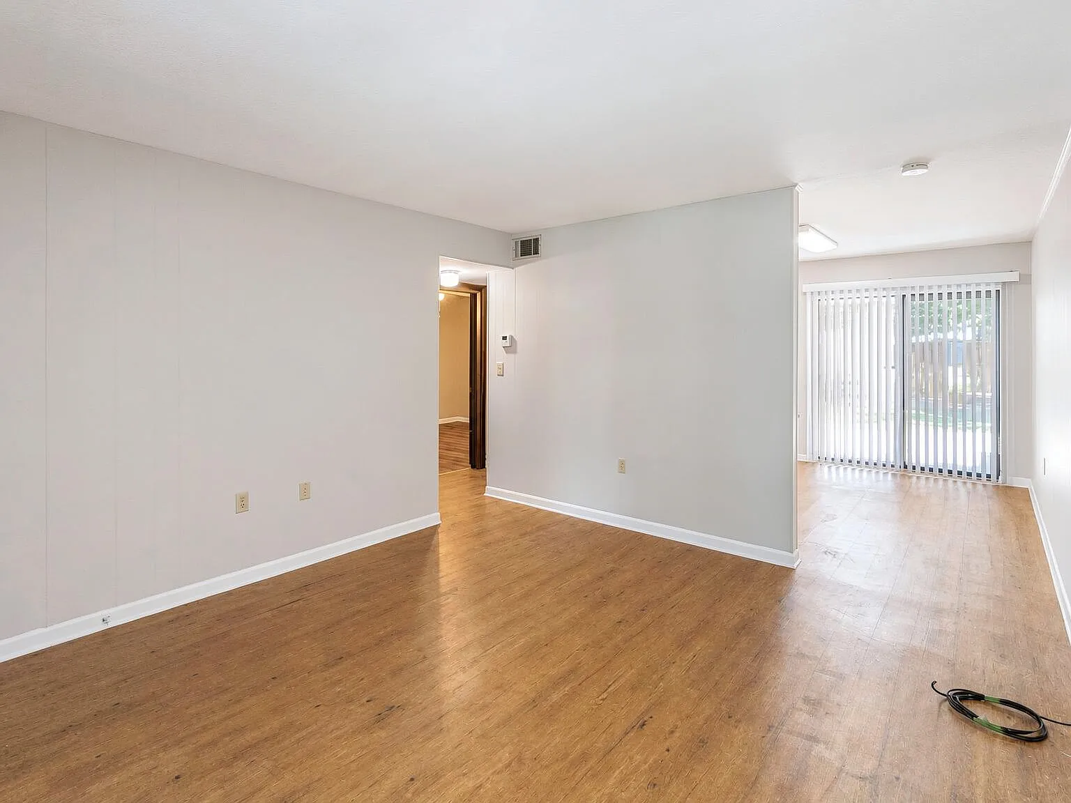 2 bed, 1.0 bath, 900 sqft, $1,300 — Photo 3