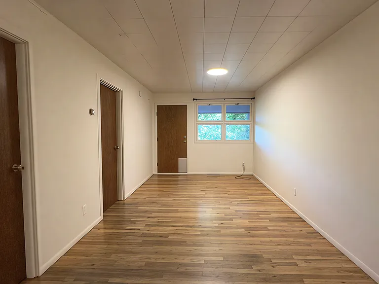 318 E 6th St — Photo 14