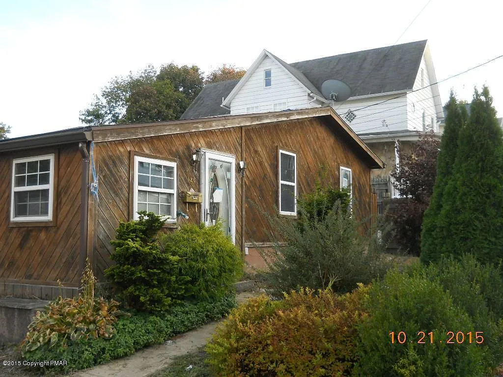 126 Tompkins St photo 1