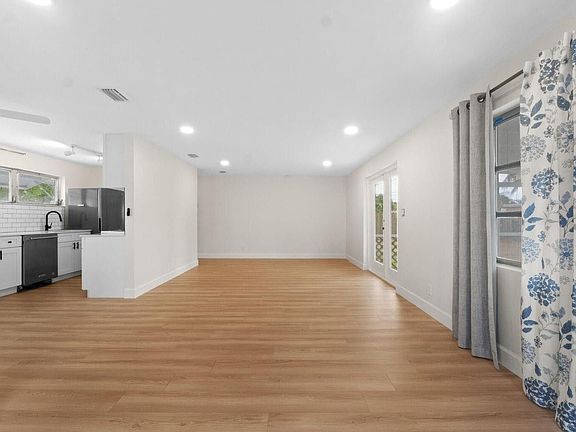3rd image of 5720 Parke Ave #0