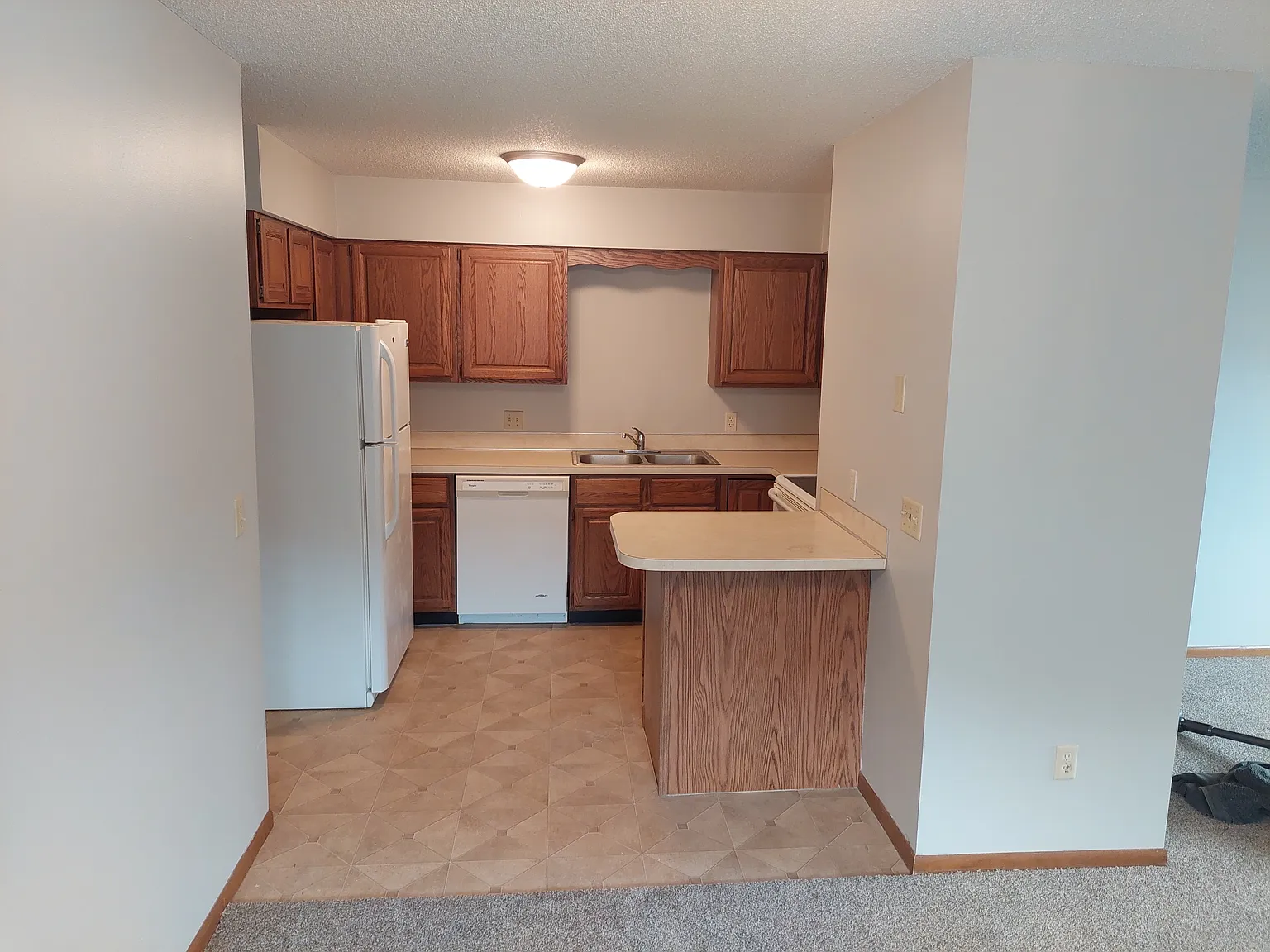 2 bed, 900 sqft, $1,280 — Photo 1