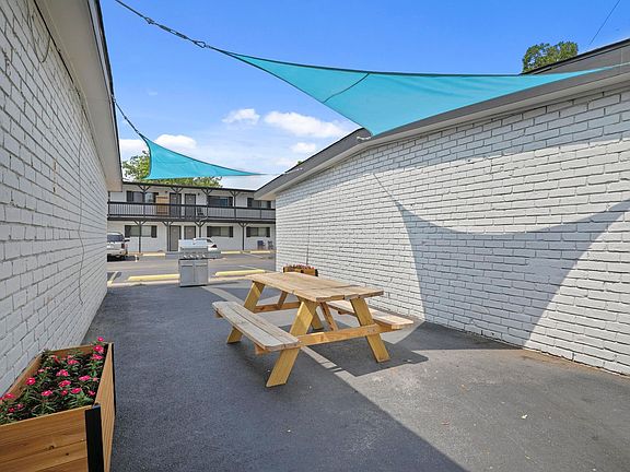 4th image of 507 N Oak St #207