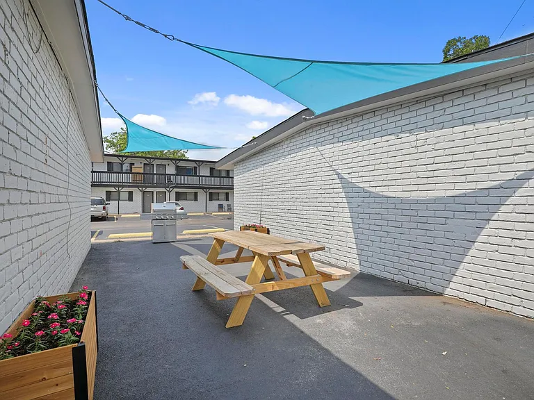 Oak Street Flats: Ranch Style Fully Remodeled Come Check Us Out — Photo 42