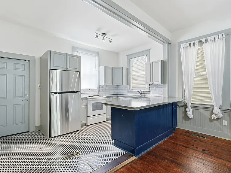 538 E Waldburg St — Photo 21