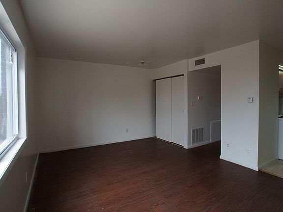 2nd image of 1038 Cherry Dr APT 2