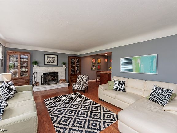 3rd image of 22636 Locust Ln