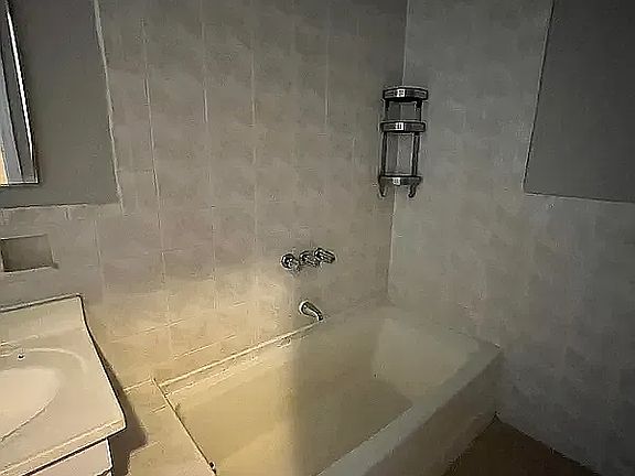 5th image of 945 Saratoga Ave #5E