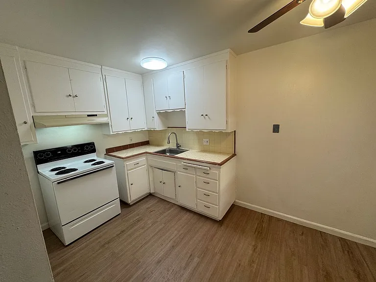2727 V Street - Apts — Photo 9