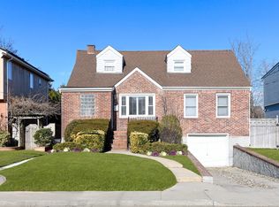 1054 Mora Pl, Woodmere, NY 11598
