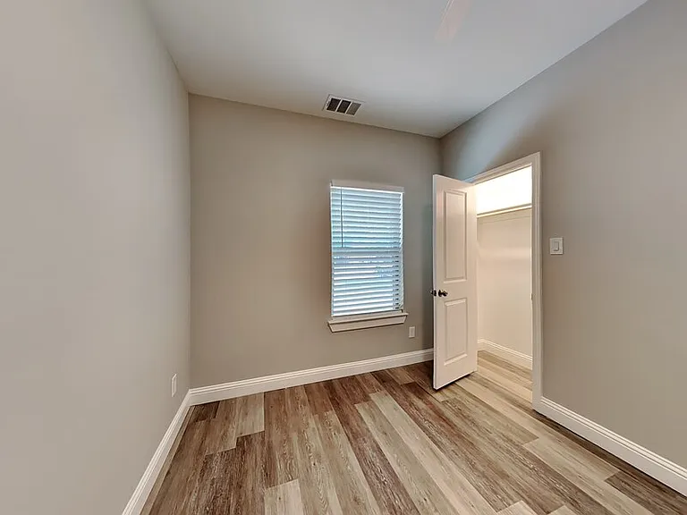 2512 Sharon St — Photo 9