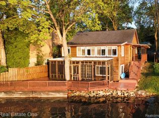 6340 Sporny Dr, Brighton, MI 48116