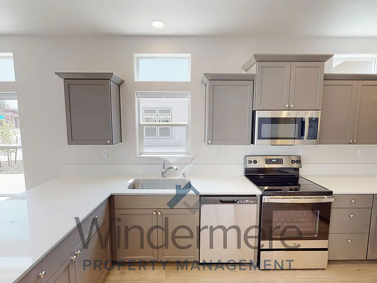 Avery Estates — Photo 31