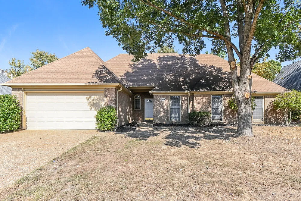 3 bed, 2.0 bath, 1585 sqft, $1,825 — Photo 1
