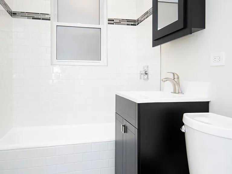 648 1/2 W Roscoe St #2 — Photo 17