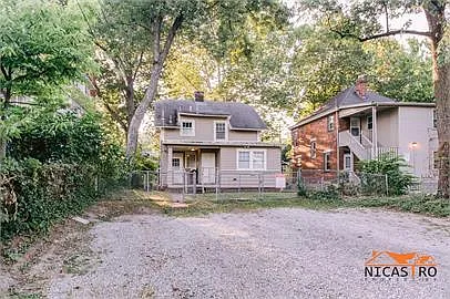 2097 Summit St — Photo 15