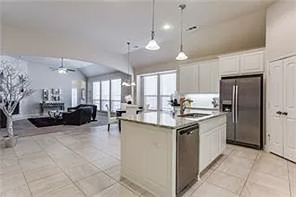 3 bed, 1847 sqft, $2,900 — Photo 2
