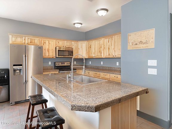 5th image of 860 W 24th St