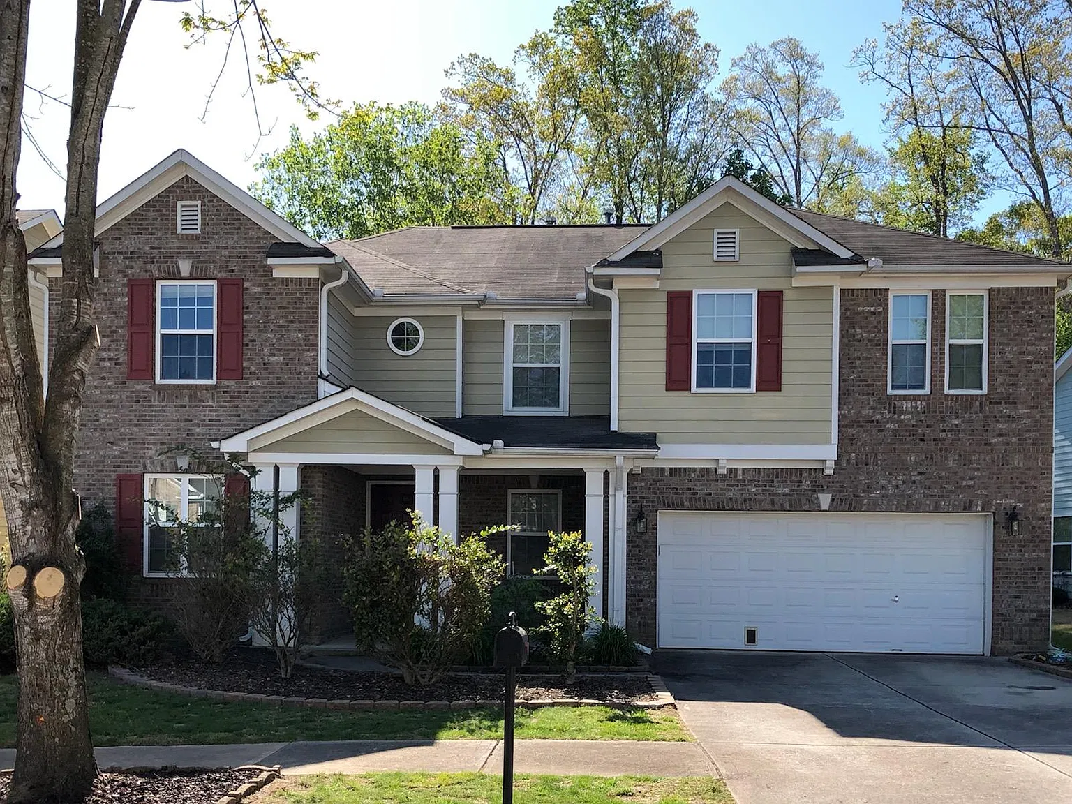 4 bed, 2.5 bath, 3705 sqft, $2,700 — Photo 2
