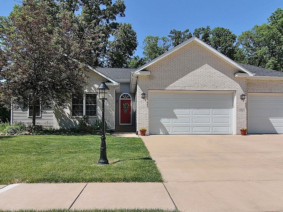 1st image of 700 Oakwood Dr