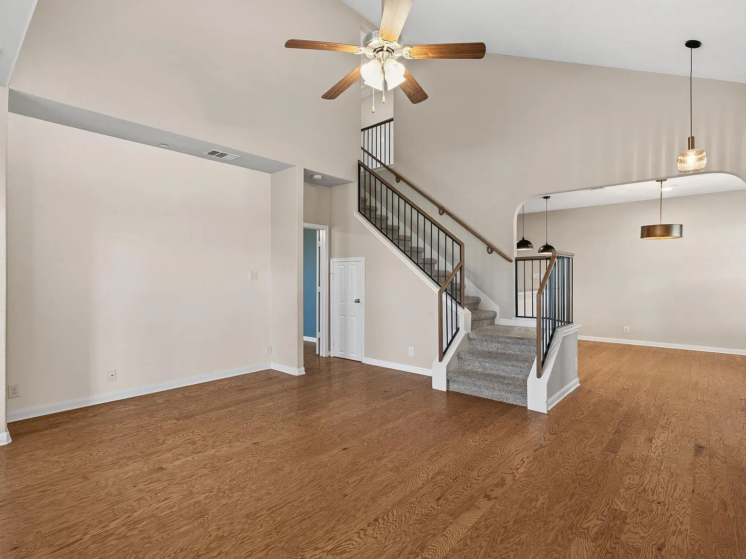 3 bed, 2.5 bath, 1687 sqft, $2,400 — Photo 3