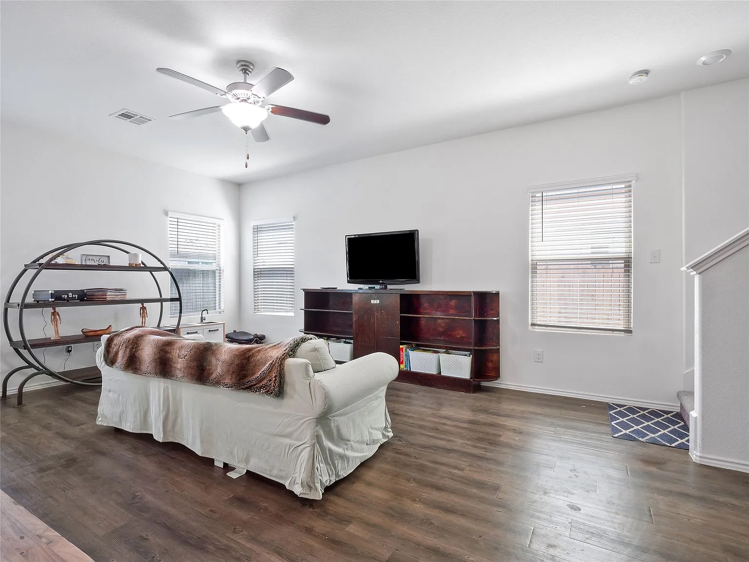 3 bed, 2.5 bath, 1881 sqft, $1,950 — Photo 3