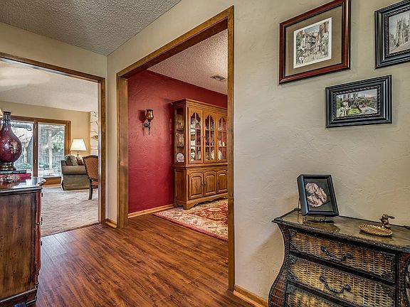 5th image of 223 Elmwood Dr