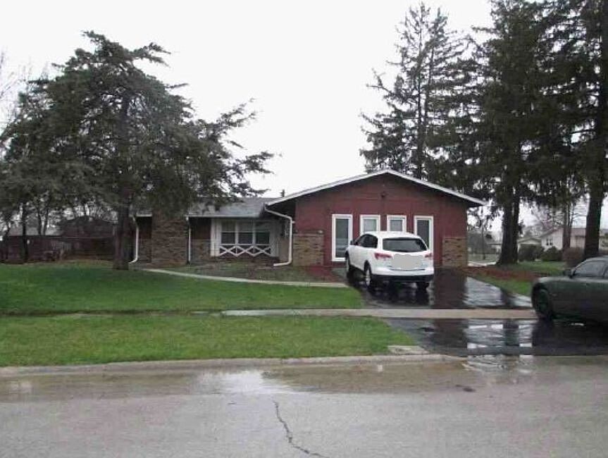 2nd image of 18900 Oakwood Ct