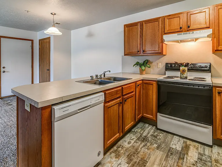 Thorn-Barry Apartments — Photo 6