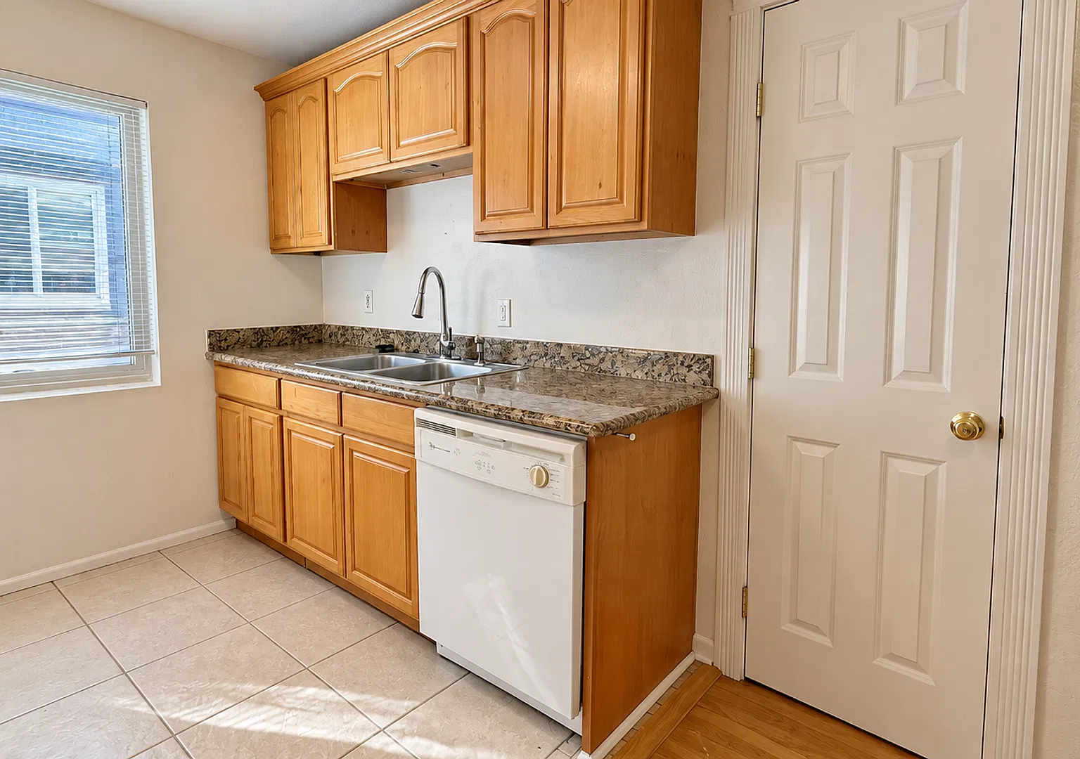 Heather Court Apartments — Photo 1