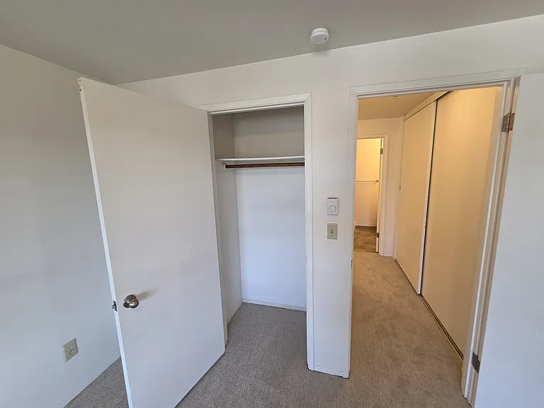Mont Clare Apartments — Photo 17
