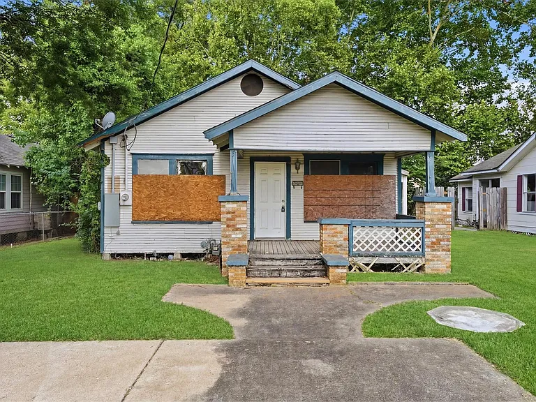 202 S Magnolia St — Photo 1