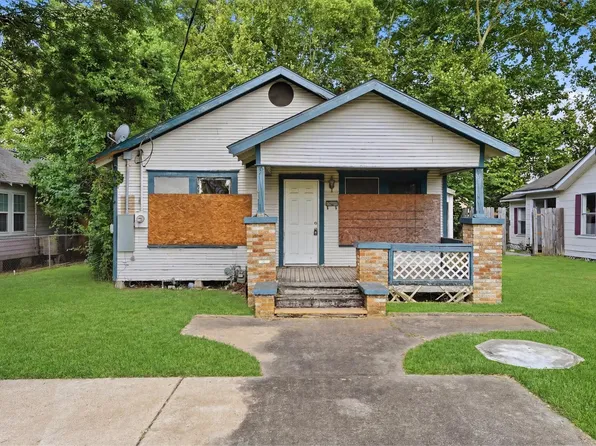 202 S Magnolia St, Highlands, TX 77562