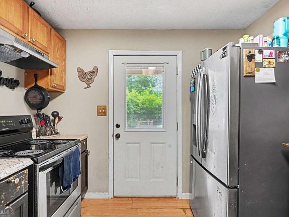 4th image of 319 W Broadway St