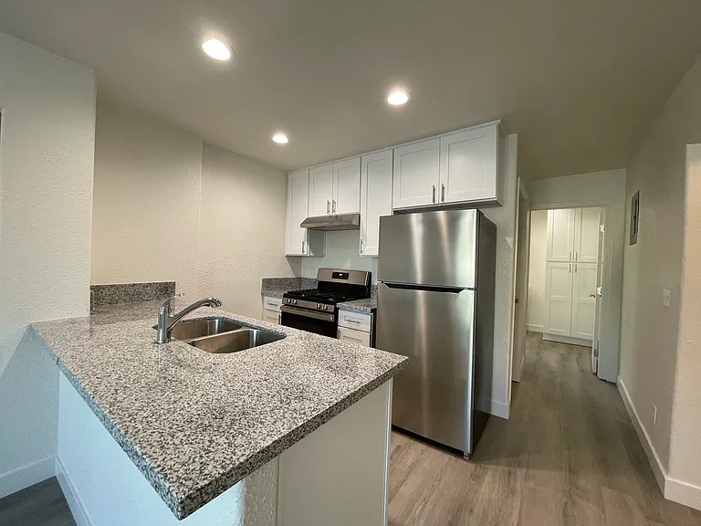 1823 Gardenia Ave #B — Photo 2