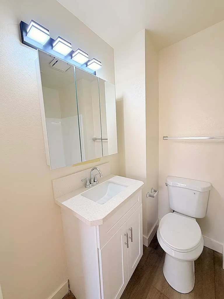 1039 Justin Ave — Photo 3