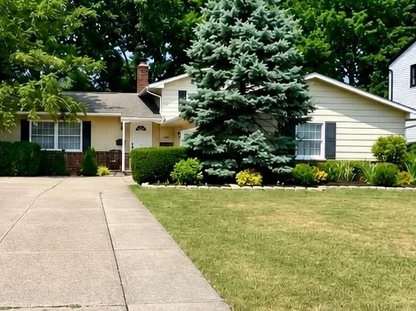 26888 Sweetbriar Dr, North Olmsted, OH 44070